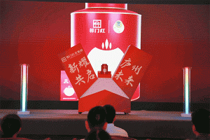 商場(chǎng)外墻廣告巨幅是什么材質(zhì)？
