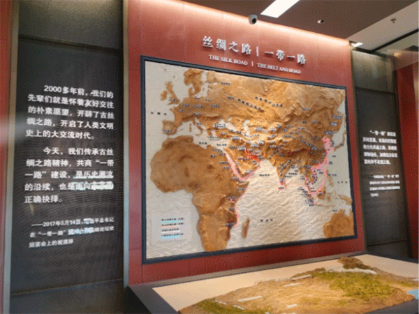 宣絨布加極窄型材展板，亞克力立體字